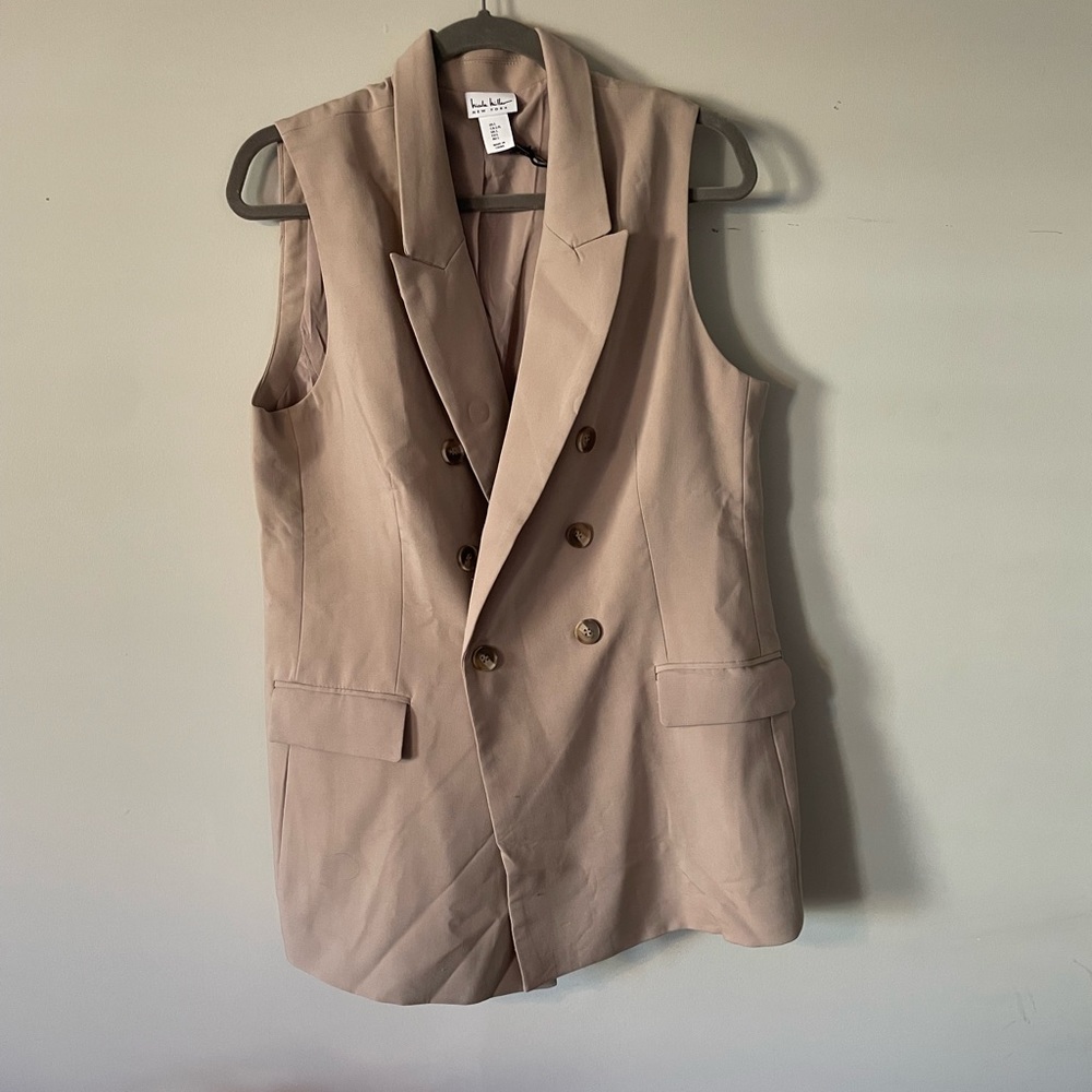 Sleeveless blazer
